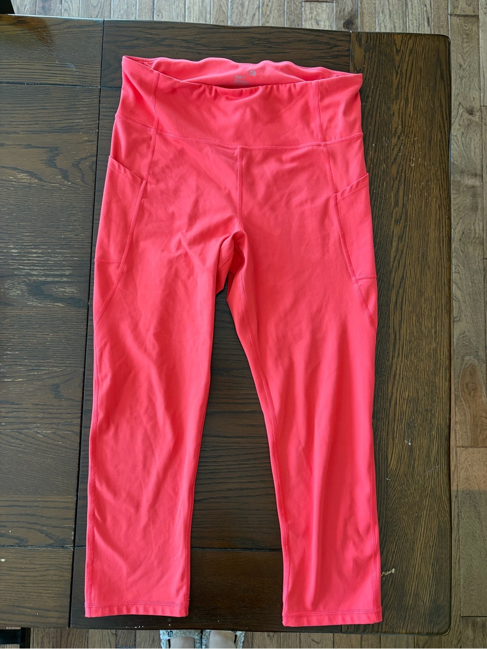 Gap blackout technology capris L tall